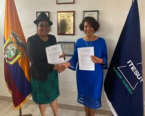 Cecilia Flores, rectora del ITESUT y la Dra. Lourdes Tibán Guala, representante de la fundación Mamá Lulu, firma de convenio de cooperacion interinstitucional